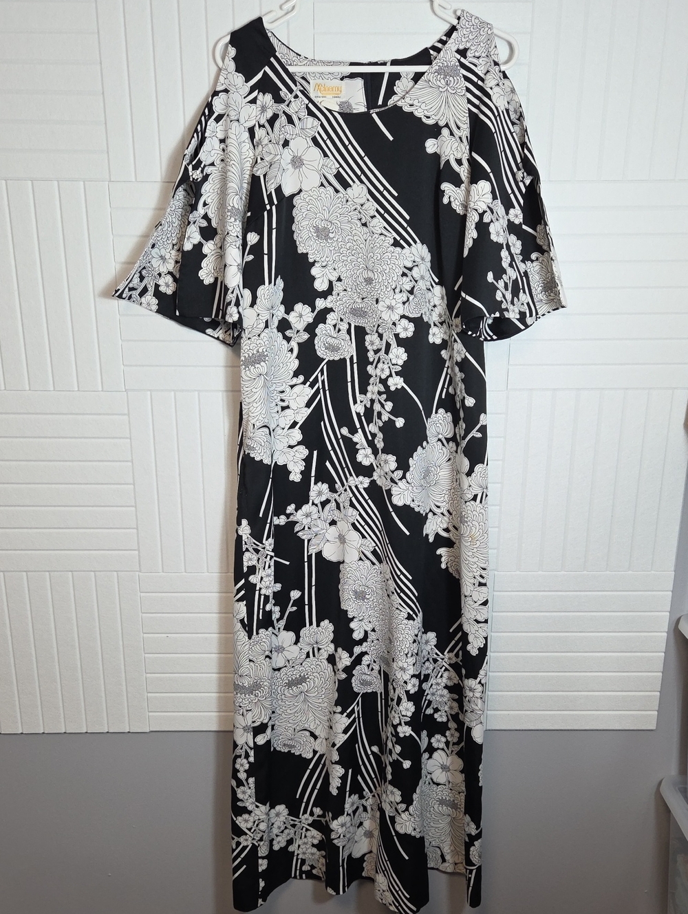 Vintage 70s 80s McInerny Hawaii Black White Floral Cold Shoulder Maxi Dress